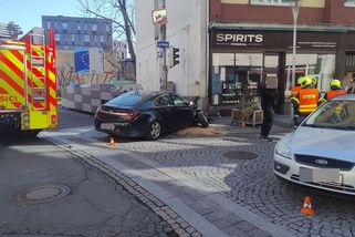 Řidič v centru Ostravy vyjel mimo silnici a naboural zaparkované auto s kojencem - Novinky